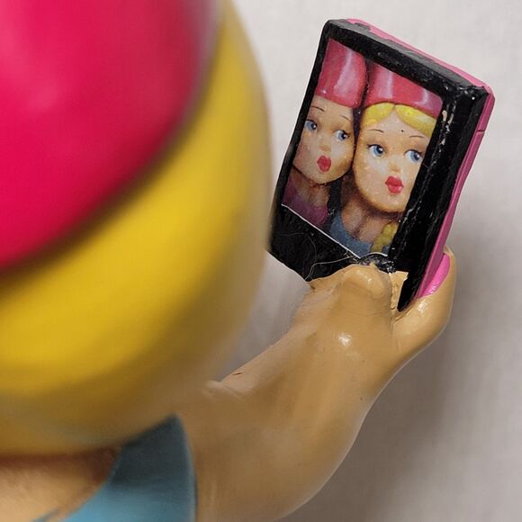 BigMouth Inc Best Friend Gnomes Resin Statue "Let Me Take A Selfie!" - Picture 6 of 9